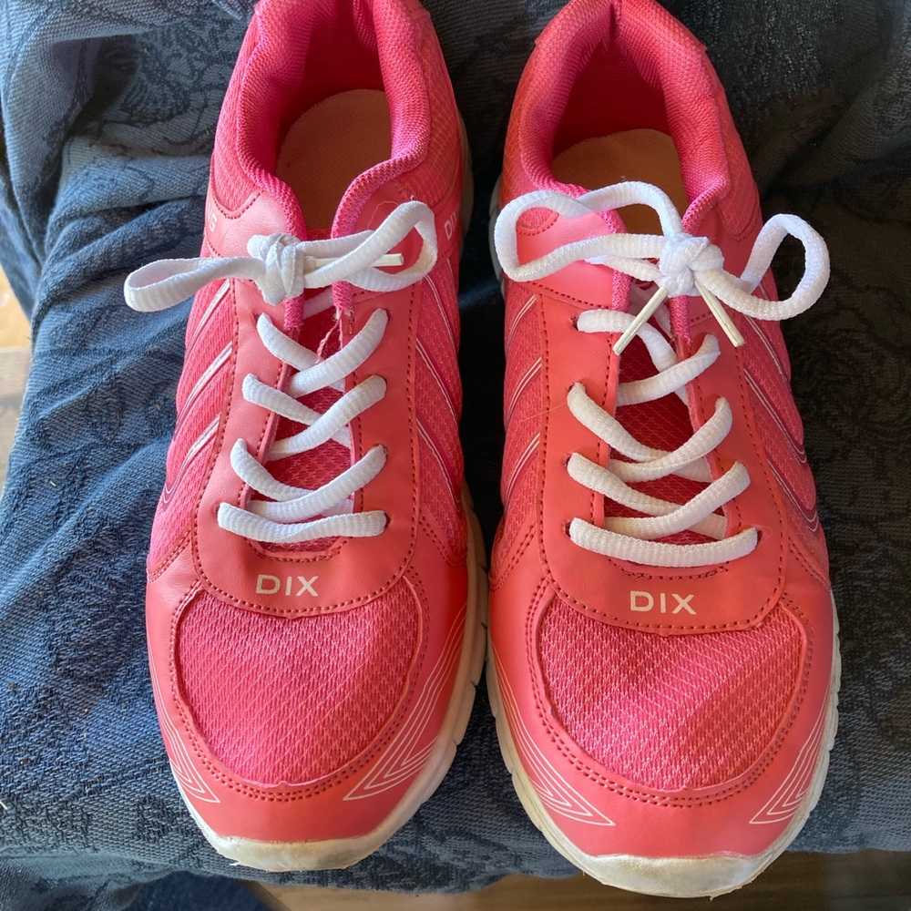 Tennis shoes